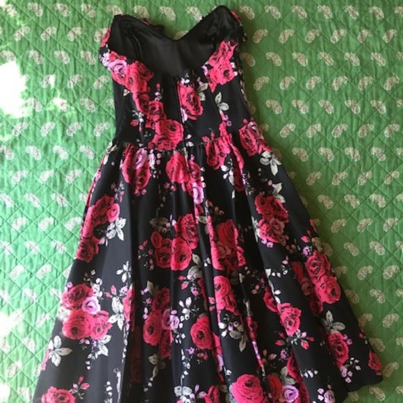 Pinup Couture Bela Strapless Bustier Swing Dress in Red Roses Sateen - Picture 8 of 11